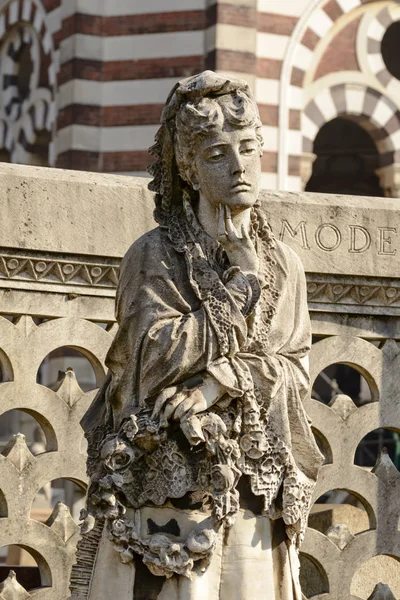 Femme en pierre au cimetière monumental, Milan — Photo