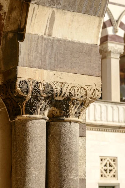 Capital decorada de los edificios de entrada del cementerio Monumental, Mil — Foto de Stock