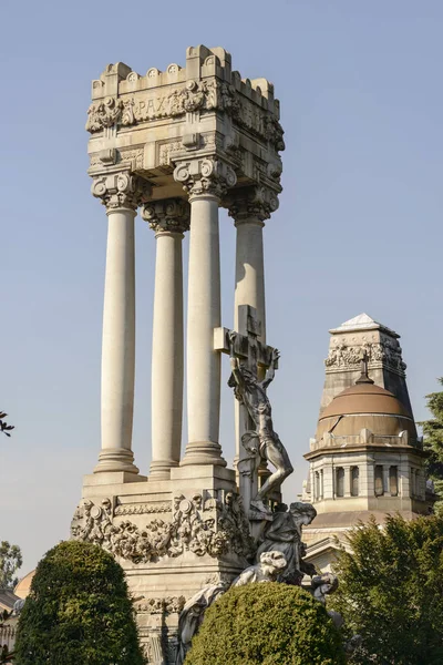 Mausolée à quatre colonnes au cimetière monumental de Milan — Photo