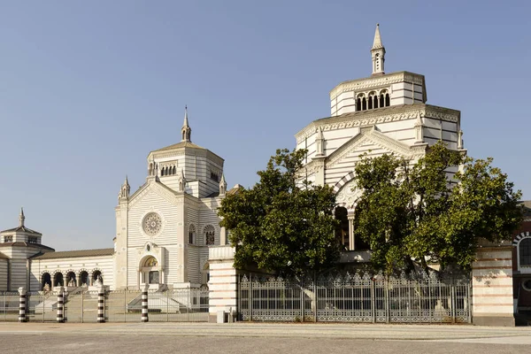 Edifici monumentali del Cimitero, Milano — Foto Stock