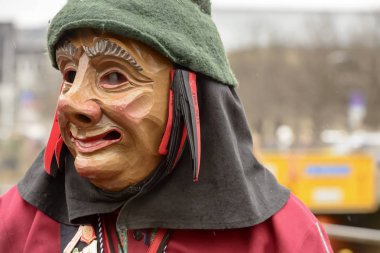 Karnaval geçit, Stuttgart, ahşap sylvan maskesi üzerine yağmur damlaları