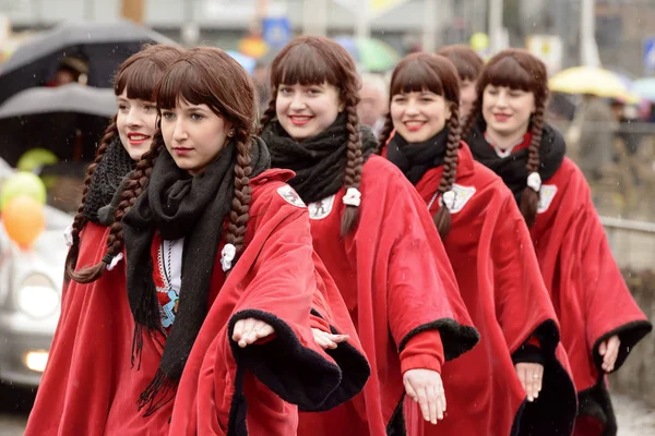 Fila de chicas en capa roja en el desfile de Carnaval, Stuttgart — Foto de Stock