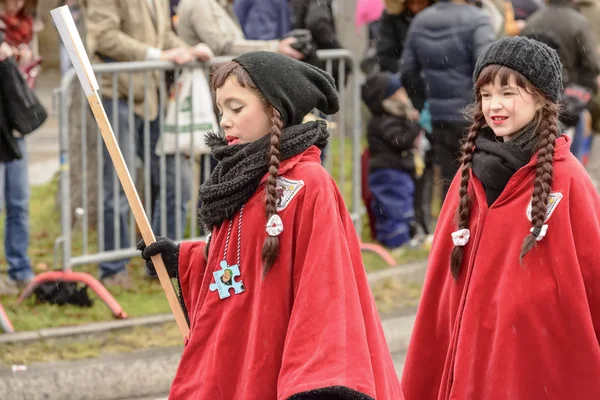 Girls in red cloak at Carnival parade, Stuttgart — Stock Photo, Image