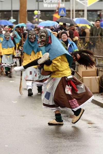カーニバルのパレード、シュトゥットガルトで恐ろしい魔女マスクの野生のアクション — ストック写真