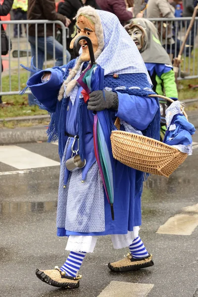 Karnaval geçit töreninde, Stuttgart şemsiye taşıyan cadı — Stok fotoğraf