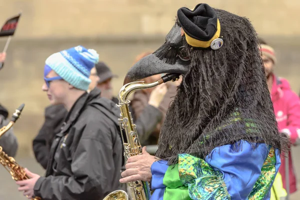 Raven saxofonisten på Carnival parade, Stuttgart — Stockfoto
