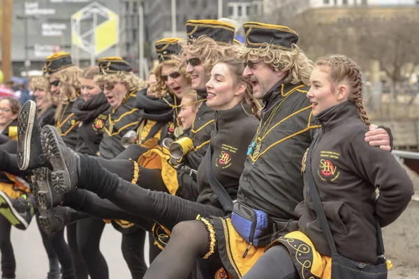 Dancing and yelling line at Carnival parade, Stuttgart — Stock Photo, Image