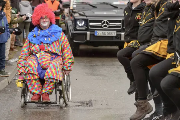 Handicapped clown and dancing line at Carnival parade, Stuttgart — Stock Photo, Image