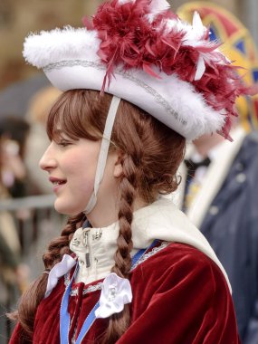 Karnaval geçit, tüylü şapkalı mor pelerin içinde Bando şefi