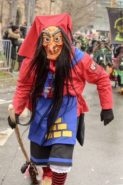 Ужасная маска ведьмы запугивает на карнавальном параде, Штутгарт — стоковое фото