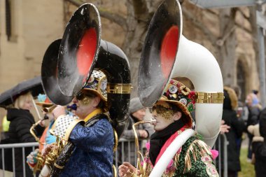 Karnaval geçit, Stutt, renkli yürüyen bant tuba oyuncular