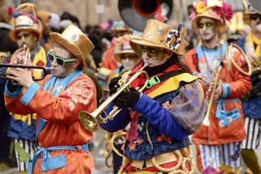 renkli bando karnaval geçit, Stu, trompet çalıyor