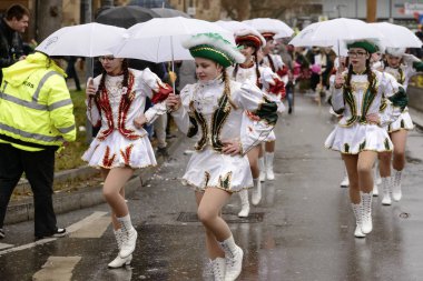 öğrencileri Mart karnaval geçit, Stuttgart, şemsiyesi altında