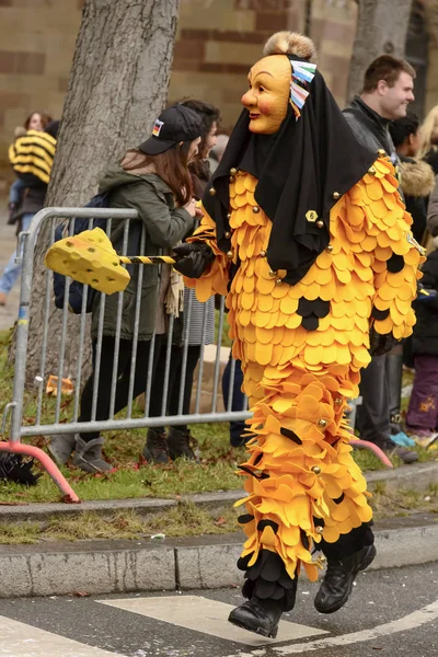 Karnaval geçit töreninde, Stuttgart çalışan sarı maskesi — Stok fotoğraf