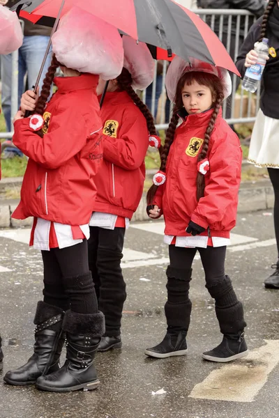 Baby majorette  under umbrella at Carnival parade, Stuttgart — Stock Photo, Image