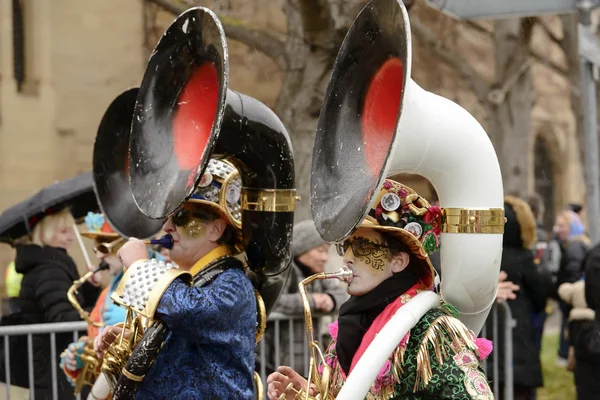 Karnaval geçit, Stutt, renkli yürüyen bant tuba oyuncular — Stok fotoğraf