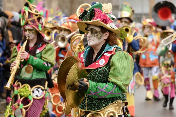 Scontro piatti giocatore in banda colorata marcia al Carnevale parata — Foto Stock