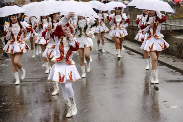 Young majorettes  run under umbrella at Carnival parade, Stuttga — Stock Photo, Image