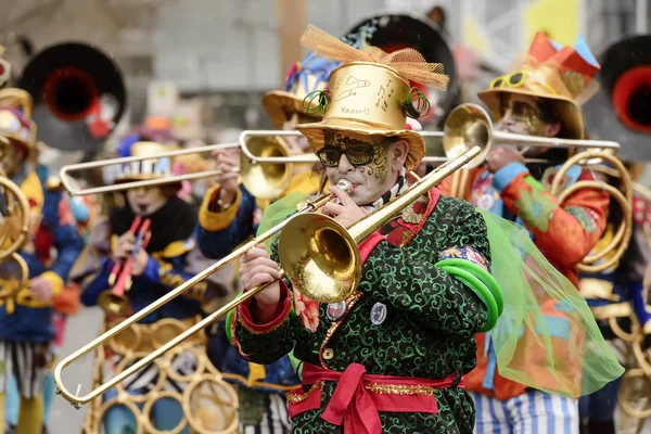 Trombone player em banda de marcha colorida no desfile de Carnaval, St Fotos De Bancos De Imagens