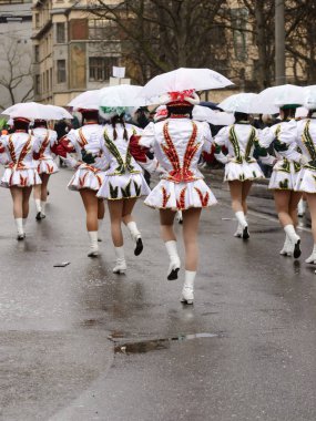 arka yüzüne de karnaval p beyaz şemsiye altında genç öğrencileri