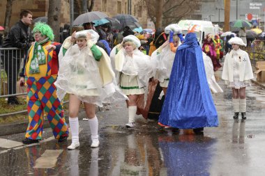 kaydırılan maskeleri ve öğrencileri karnaval geçit, Stuttgart