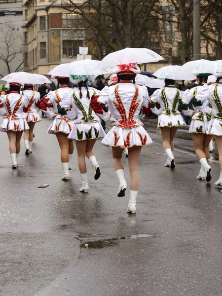 arka yüzüne de karnaval p beyaz şemsiye altında genç öğrencileri