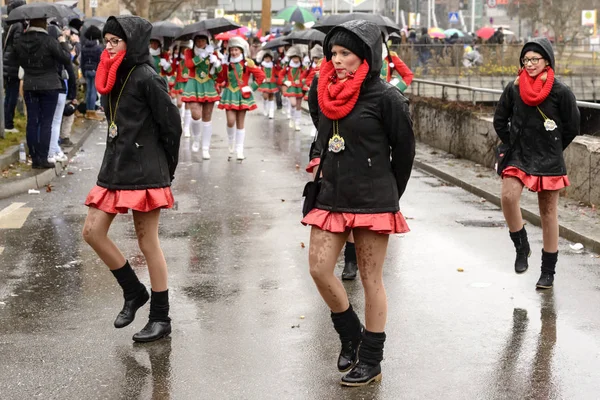 Group of nice majorettes under rain at Carnival parade, Stuttgar — Stock Photo, Image