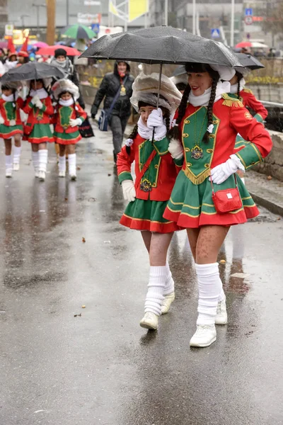 Majorettes smile under black umbrella at Carnival parade, Stuttg — Stock Photo, Image