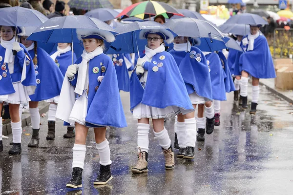 Majorettes march under blue umbrella at Carnival parade, Stuttga — Stock Photo, Image