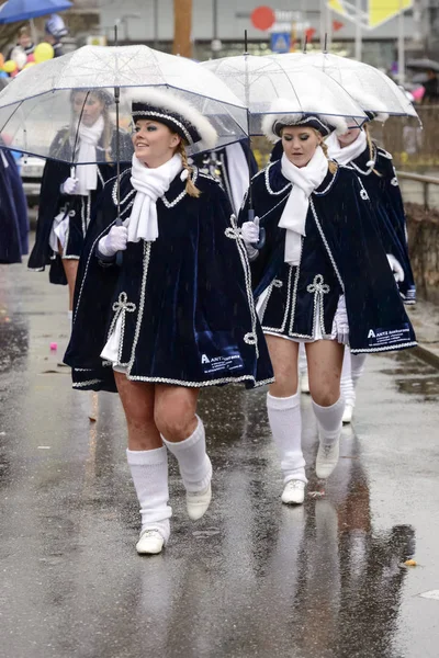 Öğrencileri karnaval geçit, Stut, şeffaf plastik şemsiye altında — Stok fotoğraf