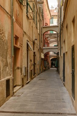 dar sokakta deniz Köyü, Finale Ligure, İtalya