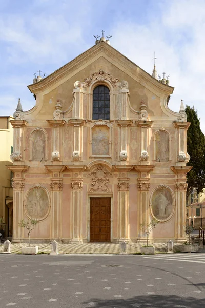 Koristeltu julkisivu Santa Maria Abbey, Finale Ligure, Italia — kuvapankkivalokuva