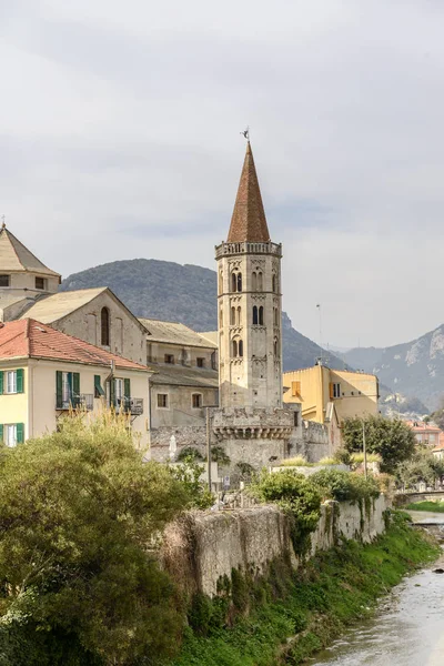 サン ビアージョ教会の鐘タワー、Finalborgo、イタリア — ストック写真