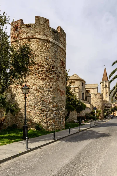 Mura del villaggio, Finalborgo, Italia — Foto Stock