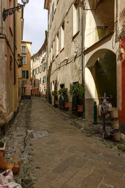 Calle estrecha en el pueblo histórico, Finalborgo, Italia — Foto de Stock