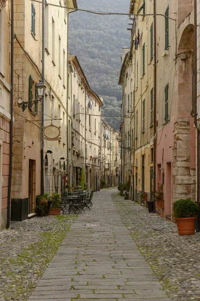 Calle en pueblo histórico, Finalborgo, Italia — Foto de Stock
