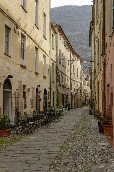 Mesas vacías en la calle en el pueblo histórico, Finalborgo, Italia — Foto de Stock