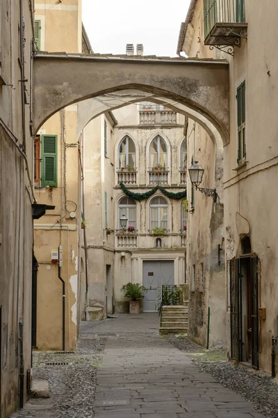 Fasada rezydencji w zabytkowej miejscowości, pieszo, Włochy — Zdjęcie stockowe