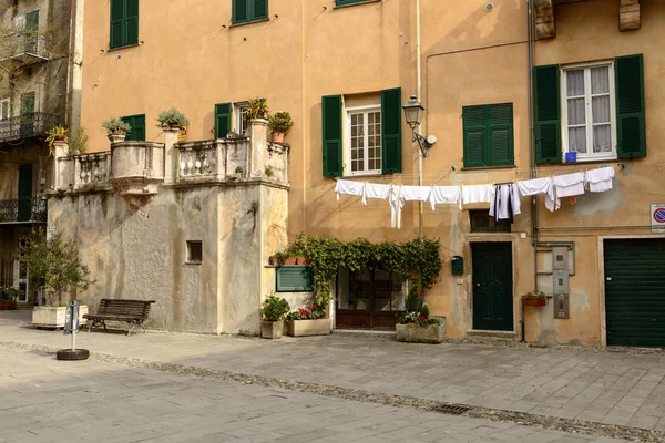Secado de ropa y balcón viejo, Finalborgo, Italia — Foto de Stock
