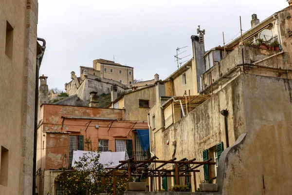 Hrad San Giovanni se vznáší nad starými domy, Finalborgo, Itálie — Stock fotografie
