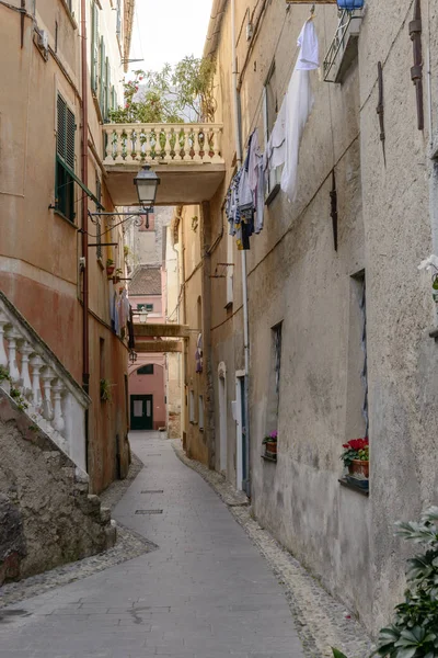 Séchage blanchisserie et ruelle étroite, Finalborgo, Italie — Photo