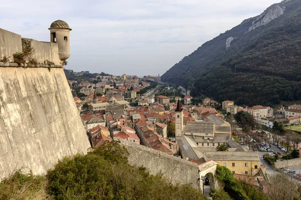 Torre de vigia do castelo de San Giovanni e telhados da vila, Finalborgo, It — Fotografia de Stock