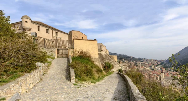 San Giovanni castle and village roofs, Finalborgo, Itália — Fotografia de Stock