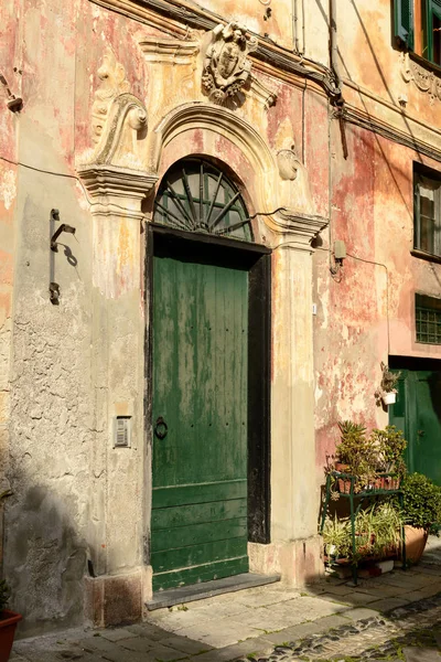 Sunny entrance portal, Finalborgo, Italia — Foto de Stock