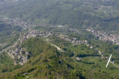 Planör yukarıda Fuipiano village, İtalya