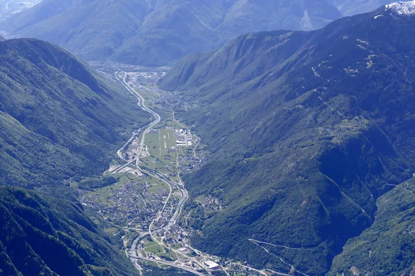 Údolí Mesolcina nedaleko san Vittore letecké, Švýcarsko — Stock fotografie