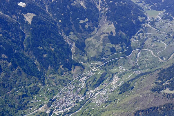 Mesocco vesnice a san Bernardino silniční letecké, Švýcarsko — Stock fotografie