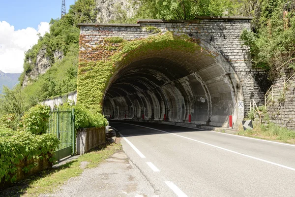 Entrée du tunnel sur la route côté lac du lac de Côme, Italie — Photo