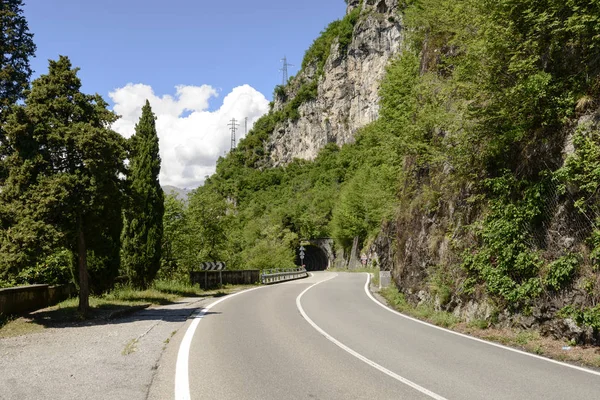 Curva e galleria sulla strada laterale del lago di Como, Italia — Foto Stock