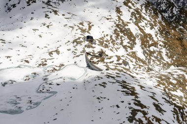eriyen buz üzerinde Vacca dağ gölü, Brescia, İtalya
